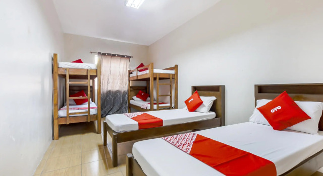 Кровать в общем номере Metro Deluxe Residences near World Trade Center