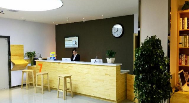 7 Days Premium Dalian Development Zone Wucai City Railway Station Branch, Book Hotel Hoteller i Dagushan med parkering, Parkering