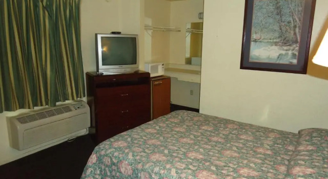 Четырёхместный номер Standard Economy Inn