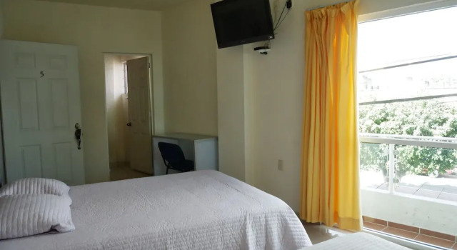Четырёхместный семейный номер Standard с балконом Hotel Insurgentes