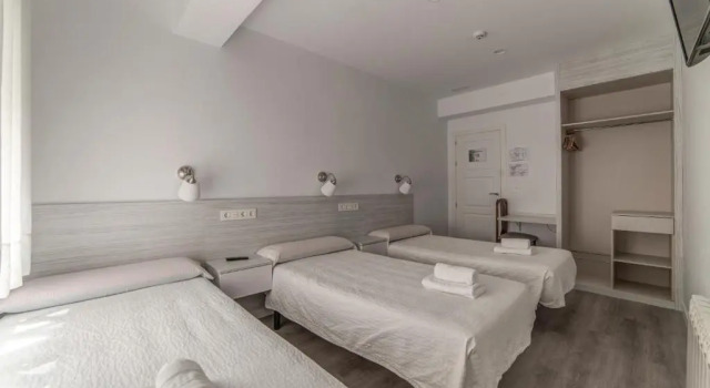 Hostal Lar, Забронировать Отель Бургос Burgos Province, рядом с Монастырь Св. Клары
