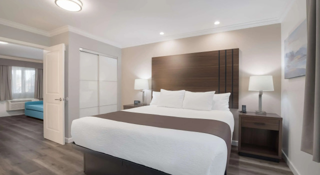 Двухместный люкс SureStay Plus Hotel by Best Western Upland - Ontario North