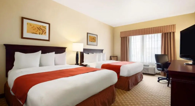 Четырёхместный номер Standard Country Inn & Suites by Radisson, Clinton, IA