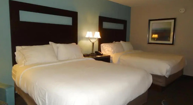 Четырёхместный номер Standard Holiday Inn Express Hotel Kansas City - Bonner Springs by IHG