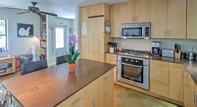 Sarasota House w/ Backyard Oasis: 6 Mi to Beach!