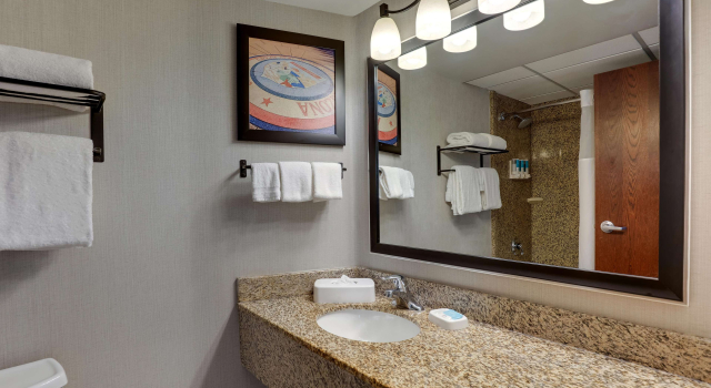 Четырёхместный номер Deluxe Drury Inn & Suites Phoenix Airport