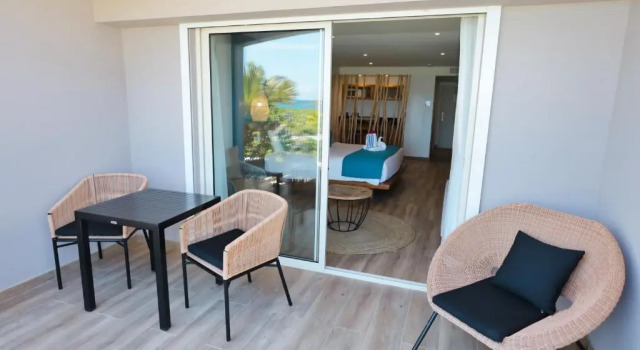 Deluxe Junior-Suite Orient Beach Hotel