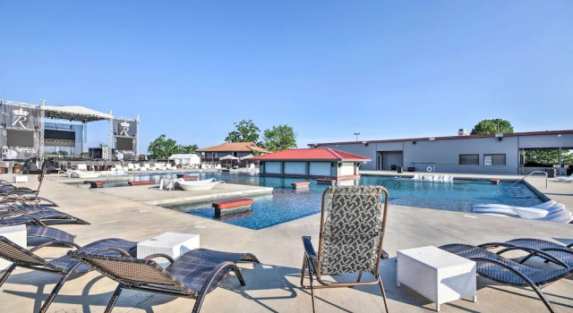 Апартаменты Ozarks Vacation Rental Condo w/ Lake View!
