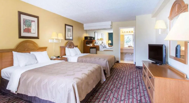Четырёхместный люкс Rodeway Inn Central Clearwater Beach