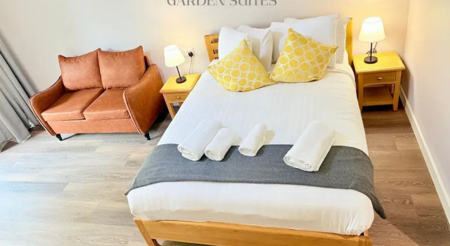Двухместный люкс с балконом и с видом на сад Westciti Caroco Aparthotel