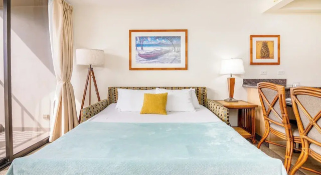 Апартаменты Waikiki Sunset Close to Beach with Parking