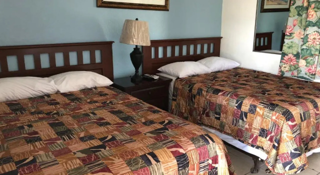 Четырёхместный номер Standard Glades Motel - Naples