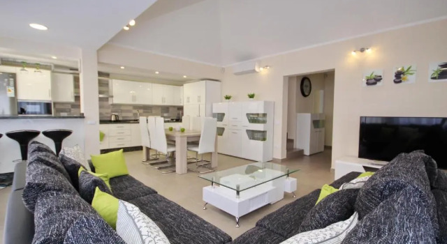 Amazing 5-bedroom villa in Costa Adeje, Book Villa Cottages in Tenerife, Cottage