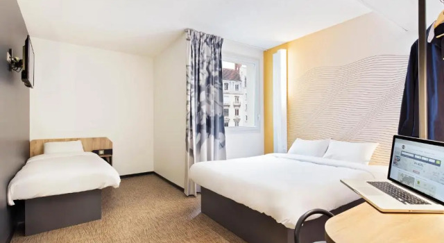 Standardowy trzyosobowy pokój B&B HOTEL Compiègne