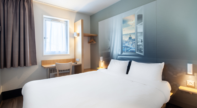 B&B HOTEL Maurepas 3 étoiles, Забронировать Отель «постель и завтрак» Отели Верхней Нормандия с парковкой, Парковка
