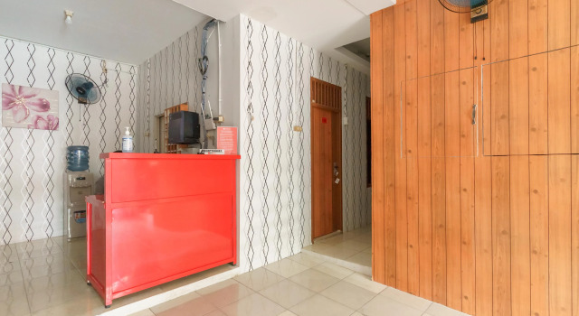 RedDoorz near City Walk Benhil, Book Hotel Tanah Abang Jakarta