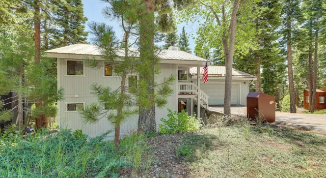 Коттедж 3 Mi to Lake Tahoe: Forest-view Sanctuary w/ Deck!