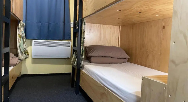 Кровать в общем номере Fox Glacier Lodge