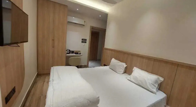 Rajasthani Hotel Dhani, Rezerwuj Hotel Hotele w Byrnihat z parkingiem, Parking