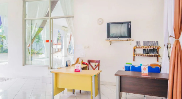 OYO 1967 Hotel House of Eva Syariah Near Rumah Sakit Umum Daerah Jagakarsa, Book Hotel Hotels in Jakarta Province with Parking, Parking