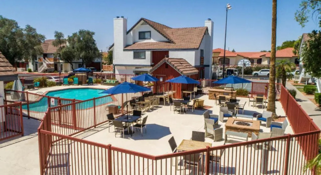 Апартаменты Metro PHX Upstairs 2bd sleeps 6 heated pool PETS ALLOWED