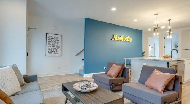 Rooftop DT City Views - Bluebird Karaoke - 14 Beds, Varaa Lomakoti Huvilat kohteessa Tennessee, Villa