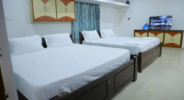 Люкс с балконом и с видом на город Nanda Mohan Homestay
