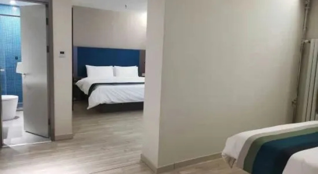 Двухместный люкс Homeinn Selected Hotel (Qingdao Railway Station Zhanqiao German Style Street)