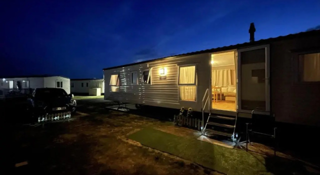 Caravan - Sleeps 10 - Pet Friendly - Parking