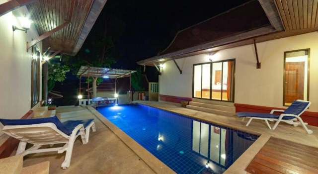 Кровать в общем номере Samui Diving Resort