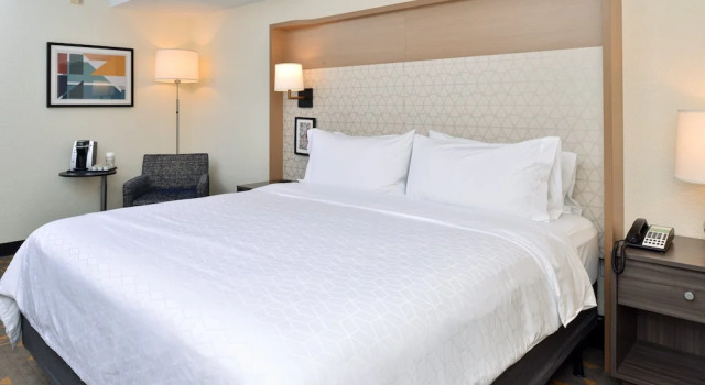 Двухместный номер Standard Holiday Inn & Suites Overland Park-Conv Ctr by IHG