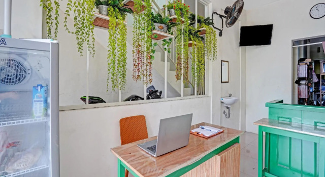 OYO 90794 Kostel Bunda Waru Syariah, Book Hotel Hoteller i Waru med parkering, Parkering