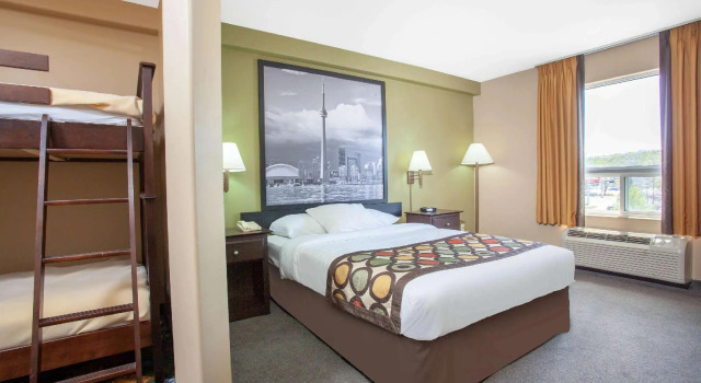 Suite quadrupla 1 camera da letto Super 8 by Wyndham Midland