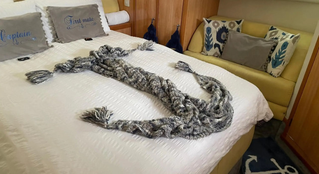 ENTIRE -HEATED -LUXURY YACHT - moored on Private Island -WIFI -sleeps up to 4 Adults or Adults with children over 2 years old -LAPLAND UK THORPE PARK LEGOLAND WINDSOR CASTLE HEATHROW ASCOT RACES WENTWORTH SAVILLE GARDENS LONDON