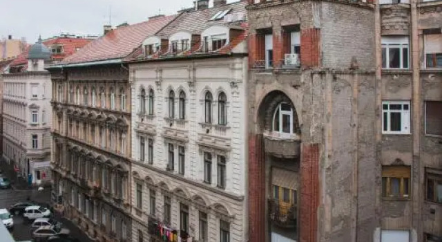 Modern 3 Br Apt with Balcony, Varaa Hotelli Budapest Budapest