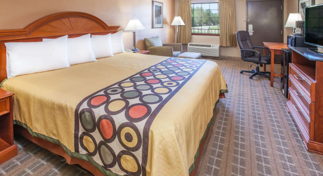 Super 8 Clinton, Book Mini-hotel Hoteller i Ozarks med pool, Swimmingpool