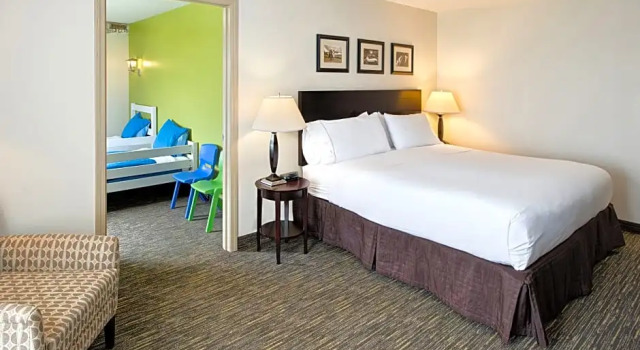 Четырёхместный люкс с 2 комнатами Holiday Inn Express & Suites East Wichita I-35 Andover by IHG