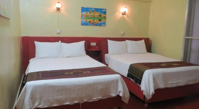 Четырёхместный номер Standard с балконом River Dolphin Hotel