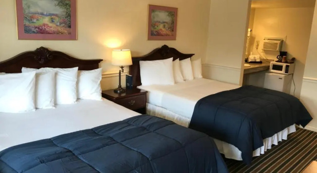 Четырёхместный номер Standard Monterey Pines Inn