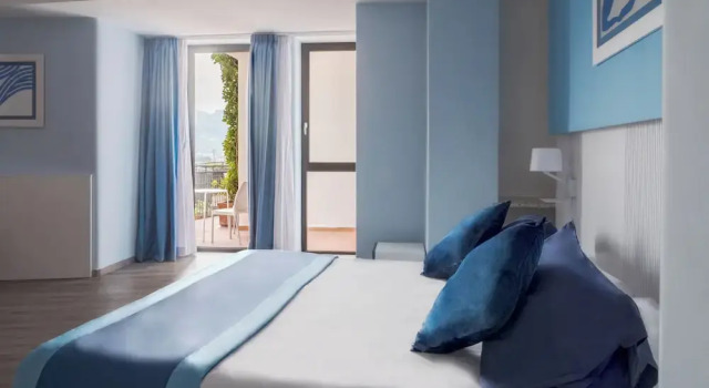 Семейный номер Standard с 2 комнатами с балконом и с видом на сад Hotel Cristina