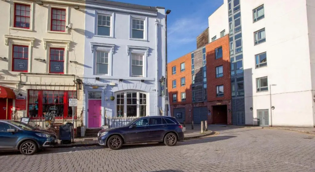 Quirky Cardiff Bay Hen House Sleeps 14-16, Забронировать Отель Кардиф-Бэй Кардифф