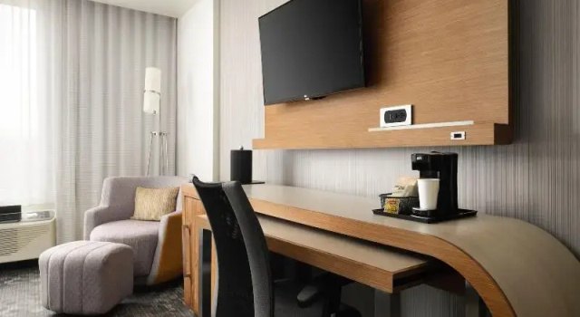 Четырёхместный номер Deluxe с видом на залив Courtyard by Marriott Erie Bayfront