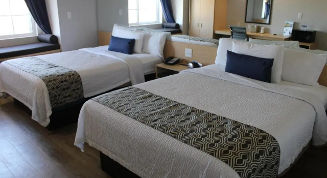 Четырёхместный номер Standard Microtel Inn & Suites by Wyndham Albertville