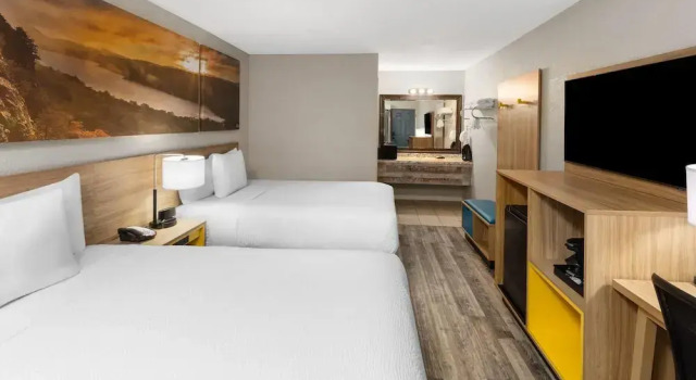 Четырёхместный номер Standard Days Inn by Wyndham Branson Ozarks