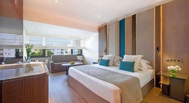 Номер Family Plus с видом на внутреннюю территорию Amathus Beach Hotel Limassol