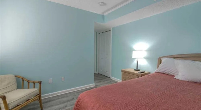 Waipani E13 - 2 Br Condo, Забронировать Отель Отели Норт-Миртл-Бич с парковкой, рядом с Парк развлечений OD Pavilion, Парковка