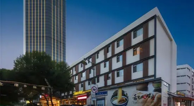 Vienna Hotel (Tianjin Five Avenues Youyi Road Cultural Center Subway Station), Забронировать Отель Отели Тяньцзинь с парковкой, рядом с Beyou World, Парковка