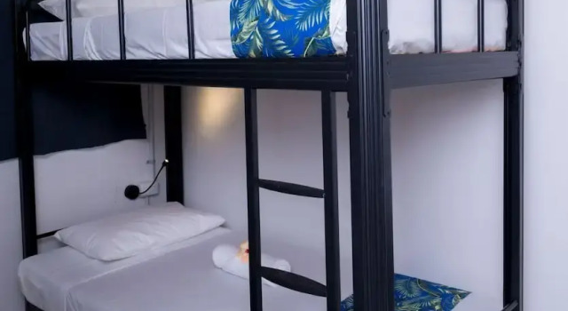 Кровать в общем номере (женский номер) с видом на бассейн Sailors Beach Fiji