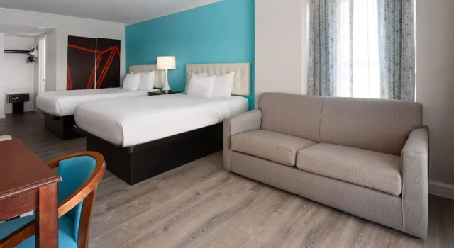 Четырёхместный номер Standard с балконом и с частичным видом на океан Howard Johnson Plaza by Wyndham Ocean City Oceanfront
