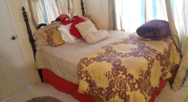 Happy and Comfortable Home, Забронировать Отель Отели Монтего-Бэй с парковкой, Парковка